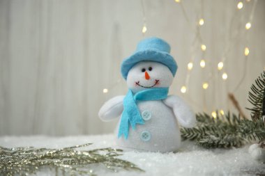Tatlı dekoratif kardan adam ve yapay kar üzerindeki diğer Noel süsleri.