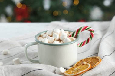 Lezzetli sıcak kakao içeceği, lokumlu şeker kamışı ve masada kuru portakal dilimleri, yakın plan.