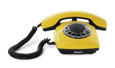 Döner kadranlı eski sarı telefon beyaz üzerinde izole