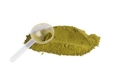 Kenevir protein tozu ve beyaz arka planda kepçe