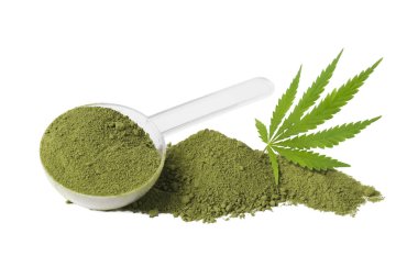 Kenevir protein tozu, kepçe ve yaprak beyaz arka planda