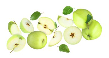 Beyaz arkaplanda taze yeşil elmalar