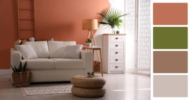 Renk duvarının yanında rahat kanepesi olan şık bir oturma odası. İç tasarım ve eşleşen renk paleti