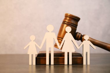 Nafaka. Aile figürleri ve masa üzerinde ahşap tokmak, yakın çekim