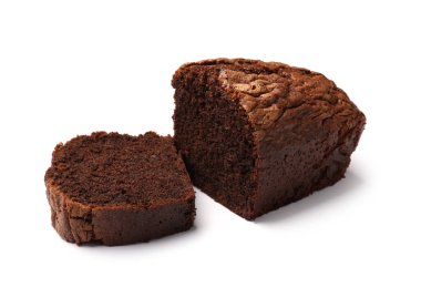 Lezzetli dilimli çikolatalı kek, beyaza izole edilmiş.