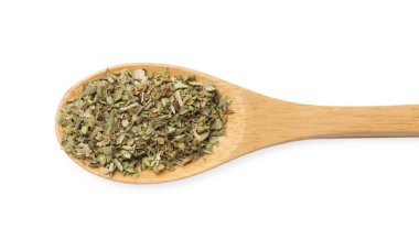 Kaşıkla kurutulmuş keklik otu beyaza izole edilmiş.