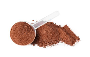 Protein tozu ve üzerinde beyaz izole Kepçe