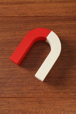 Ahşap arka planda bir at nalı mıknatısı, üst manzara