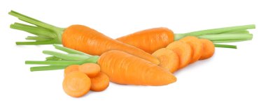 Beyaz arka planda taze olgun havuçlar. Tam ve dilimlenmiş.