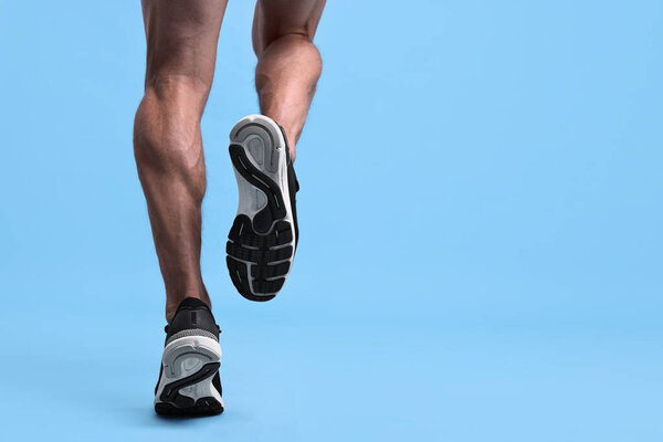Человек бежит на голубом фоне, крупным планом