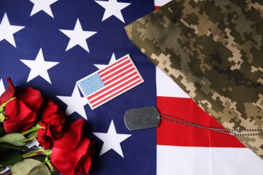 Gaziler Günü. Amerikan askeri bandı, jeton, Amerikan bayrağı, güller ve askeri üniforma, düz konum