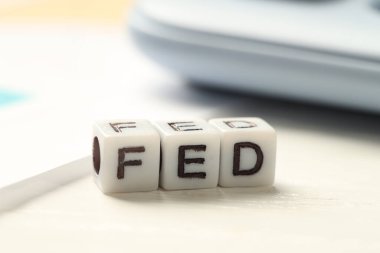 Beyaz masa üzerinde Fed (Federal Rezerv Sistemi) harfli küpler, yakın plan