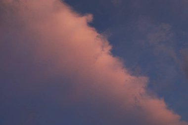 Güzel mavi gökyüzü, kabarık bulutlar...