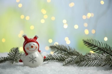 Tatlı dekoratif kardan adam ve yapay kar üzerine köknar dalı, metin için alan