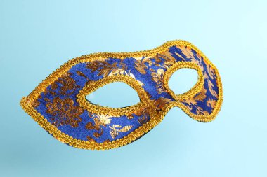 Açık mavi arka planda güzel parlak karnaval maskesi