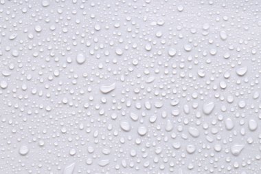 Açık gri arkaplanda su damlaları, üst görünüm