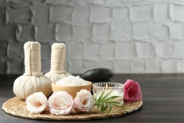 Masaj poşetleriyle ahşap masadaki spa kompozisyonu