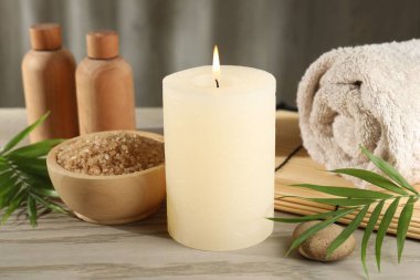 Ahşap masada yanan mum ile spa kompozisyonu