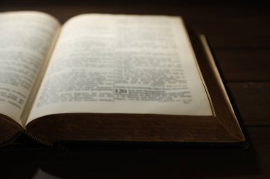 Tahta masada İncil 'i aç, yakın plan. Hıristiyan inancı