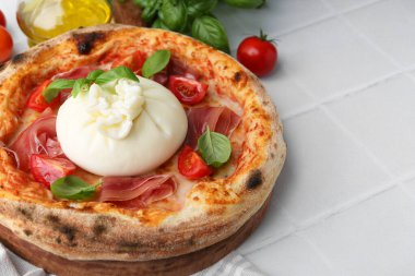 Burrata peynirli, fesleğenli, domatesli ve jambonlu lezzetli pizza, yakın plan. Metin için boşluk