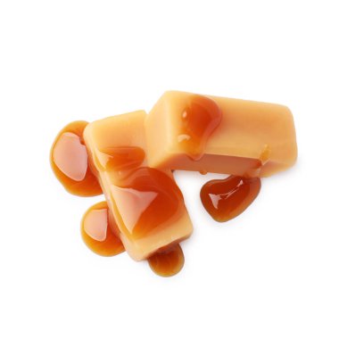 Karamel soslu lezzetli şekerler beyaza izole edilmiş, üst manzara