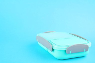 Açık mavi arka planda plastik beslenme çantası. Metin için boşluk