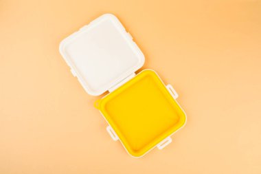 Şeftali arka planda plastik sandviç kutusu, üst görünüm