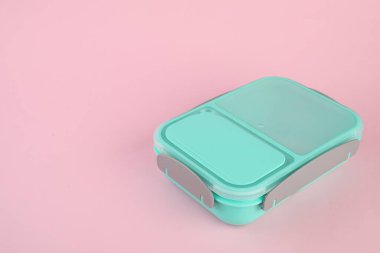 Açık pembe arka planda plastik beslenme çantası. Metin için boşluk