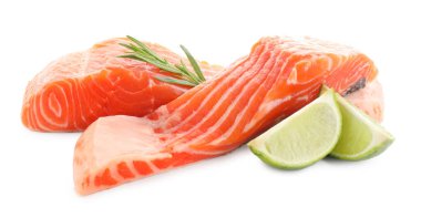 Beyaza izole edilmiş taze somon, biberiye ve limon parçaları.