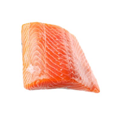 Beyaz üzerine izole edilmiş taze somon parçası.