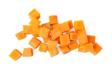 Taze olgun havuç parçaları beyaza izole edilmiş, üst manzara