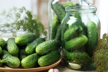 Tahta masadaki taze salatalıklar, yakın plan. Turşu hazırlama