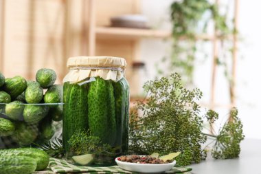 Kavanozda salatalık turşusu, taze salatalık, dereotu ve baharat.