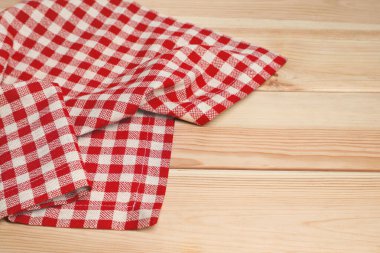 Hafif ahşap masa üzerinde kareli desenli buruşuk masa örtüsü, metin için boşluk