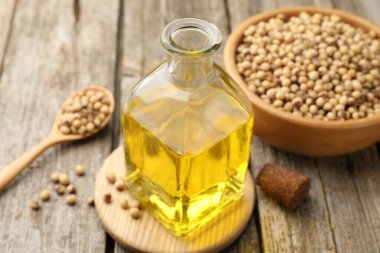 Şişe yağında pişirme ve soya fasulyesi ahşap masada, yakın plan.