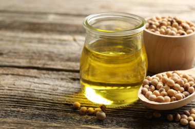 Kavanozda yağ pişiriyor ve soya fasulyelerini ahşap masada, yakın plan. Metin için boşluk