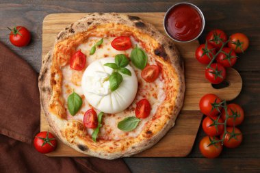 Burrata peynirli, fesleğenli, soslu ve domatesli nefis pizza.