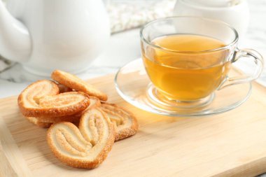 Beyaz masada çay ile nefis palmier kurabiyeler, yakın plan.