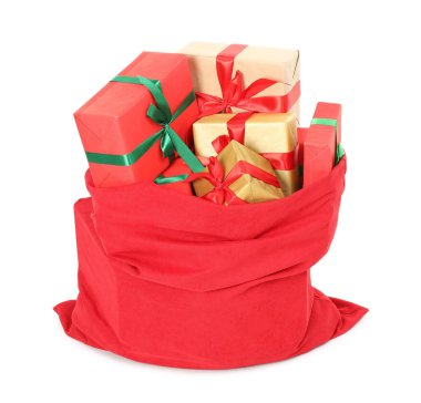 Noel Baba hediye dolu çanta beyazın üzerinde izole edilmiş.