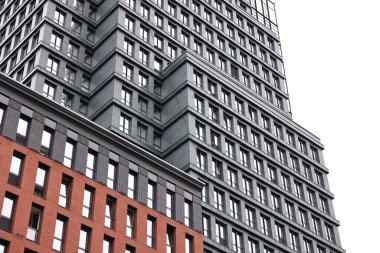 Şehirde birçok penceresi olan modern binanın dışı, düşük açılı görünüm