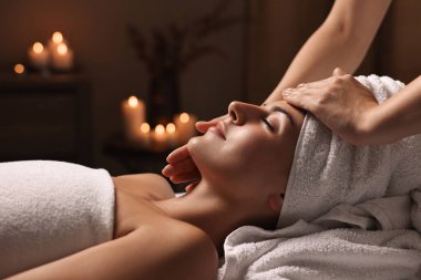 Çekici kadın spa salonunda yüz masajından hoşlanıyor, yakın plan.