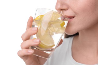 Beyaz arka planda limonlu su içen kadın, yakın plan.