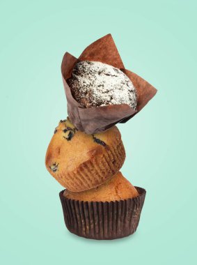 Turkuaz arka planda bir yığın lezzetli kek