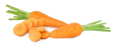 Beyaz arka planda taze olgun havuçlar. Tam ve dilimlenmiş.