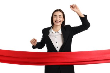 Takım elbiseli genç iş kadını beyaz arka planda kırmızı bitiş çizgisini geçiyor