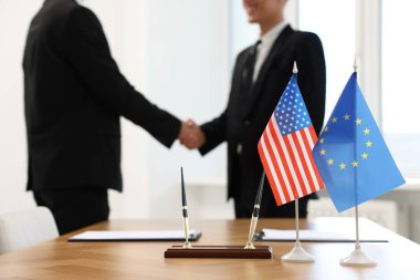 Diplomatlar kapalı alanda el sıkışıyor, ABD ve Avrupa Birliği bayraklarına odaklanıyor
