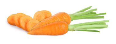 Beyaz arka planda taze olgun havuçlar. Tam ve dilimlenmiş.