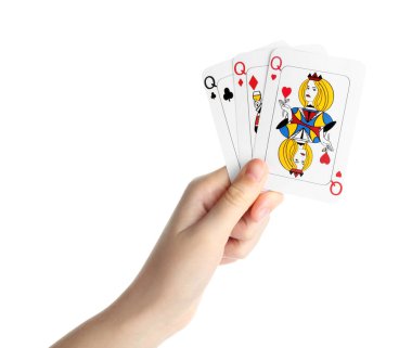 Poker oyunu. Beyaz arkaplanda oyun kartları olan kadın, yakın plan
