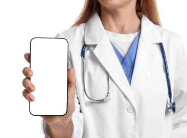 Doktor beyaz arka planda boş ekranlı akıllı telefonu gösteriyor, yakın plan. Tasarım için model