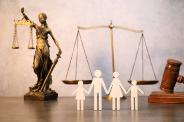 Nafaka. Aile figürleri, teraziler, ahşap tokmak ve Bayan Adalet Heykeli.